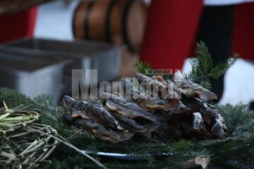 Oaspeții au fost serviți cu păstrăv afumat de Bucovina, brânzeturi și alte produse tradiționale