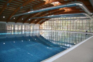 Prețul revelionului la piscină este de 2-2,5 milioane de lei vechi/persoană, iar ținuta obligatorie este, evident, costumul de baie