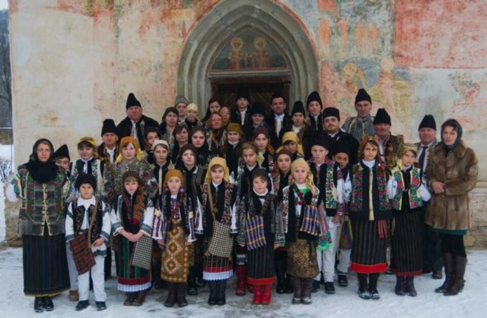 Colindătorii din Pătrăuți, la Biserica Sfânta Cruce. Foto: Pedro PALAMAR