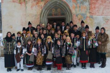 Colindătorii din Pătrăuți, la Biserica Sfânta Cruce. Foto: Pedro PALAMAR