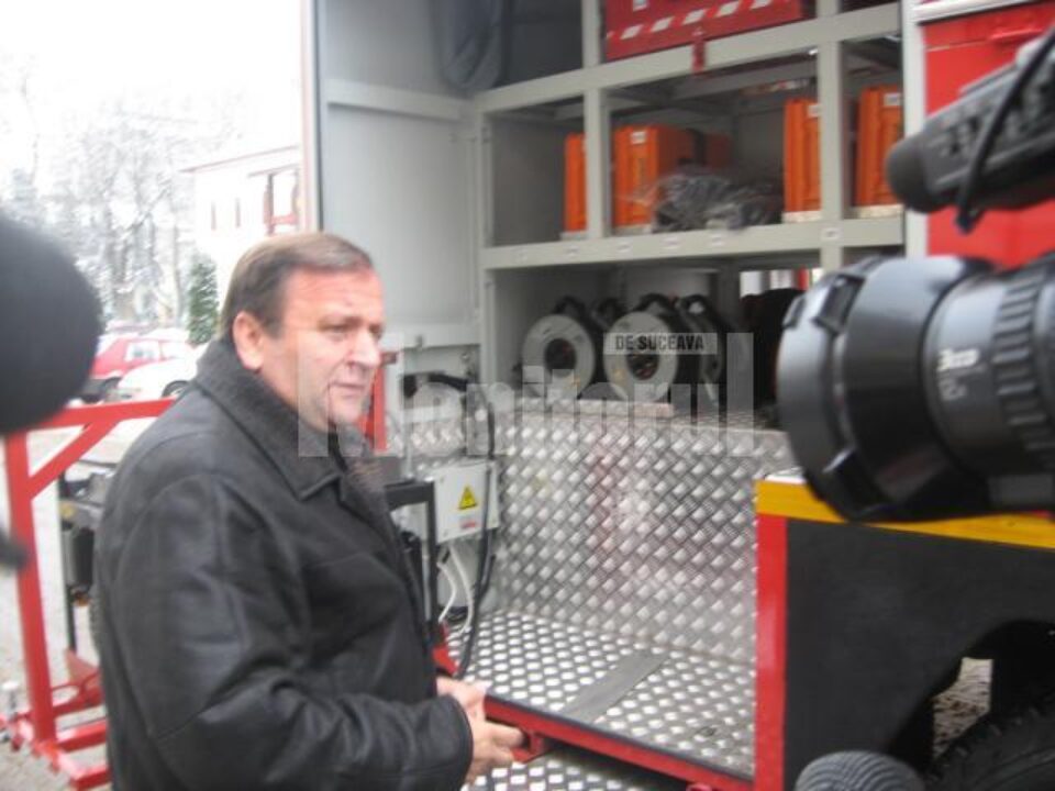 Dotări: ISU a primit de la Consiliul Județean două autospeciale de descarcerare