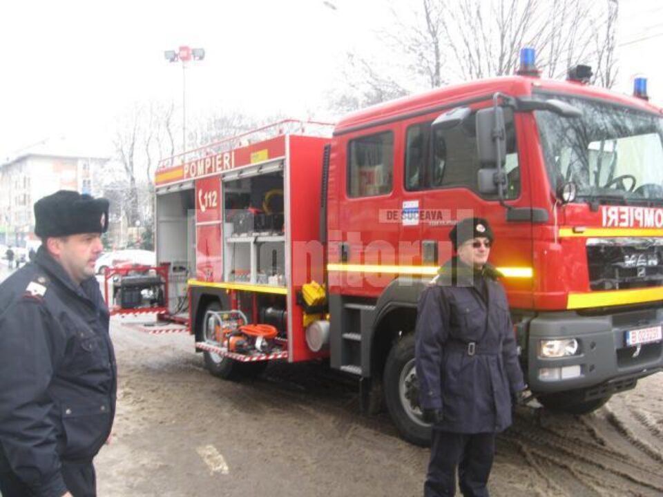 Cele două noi autospeciale de descarcerare primite de ISU de la Consiliul Județean