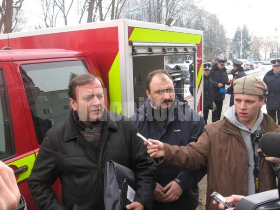 Dotări: ISU a primit de la Consiliul Județean două autospeciale de descarcerare