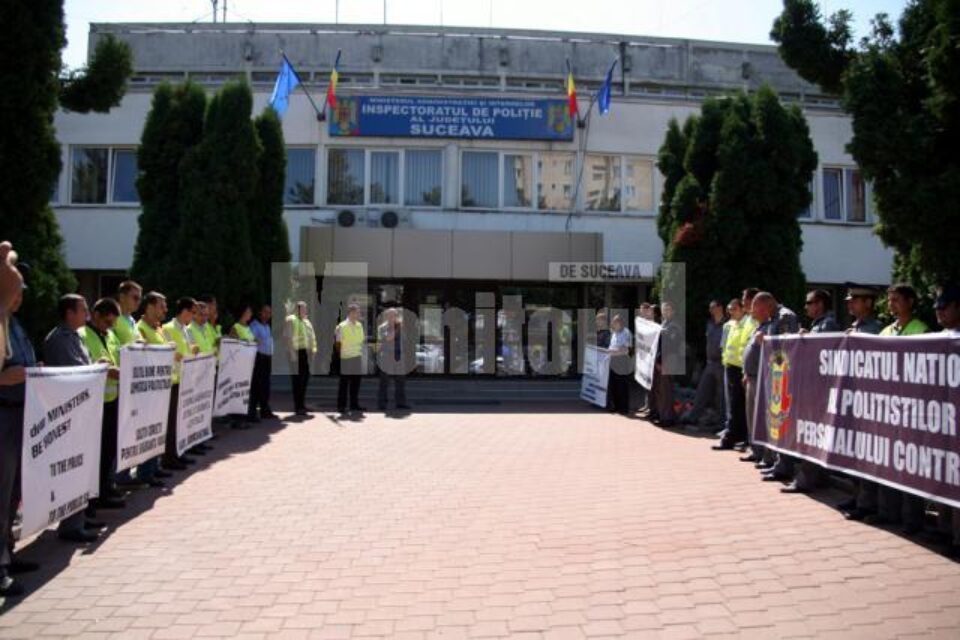 Polițiștii au protestat în vara acestui an împotriva deciziei Guvernului Boc de a le diminua cu 25% salariile și de a le tăia 25% din sporuri Polițiștii au protestat în vara acestui an împotriva deciziei Guvernului Boc de a le diminua cu 25% salariile și de a le tăia 25% din sporuri