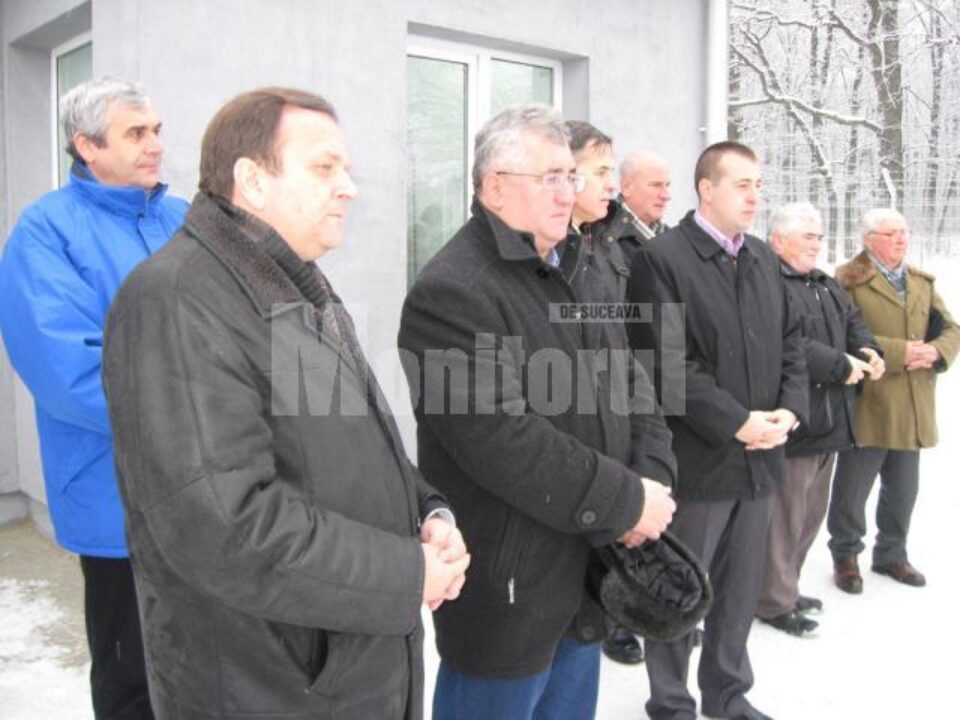 Administrația locală și județeană la ceremonia de sfințire a rezervorului de apa din Burdujeni Sat Administrația locală și județeană la ceremonia de sfințire a rezervorului de apa din Burdujeni Sat