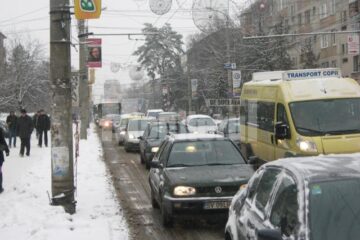 Traficul a fost ieri paralizat pe principala arteră de circulație a Sucevei