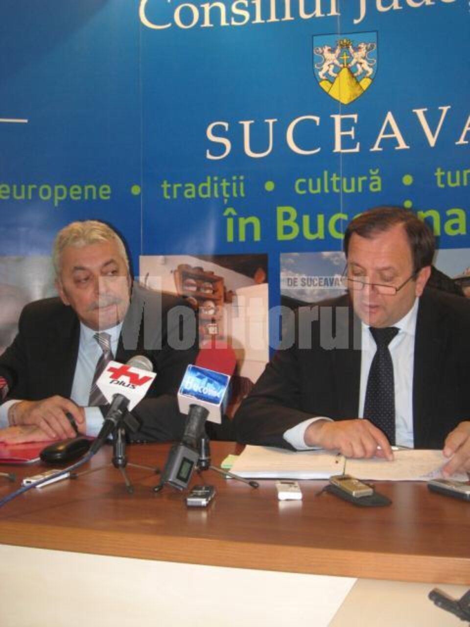 Directorul ADRNE, Constantin Apostol, și președintele Consiliului de Dezvoltare a Regiunii Nord-Est, Gheorghe Flutur