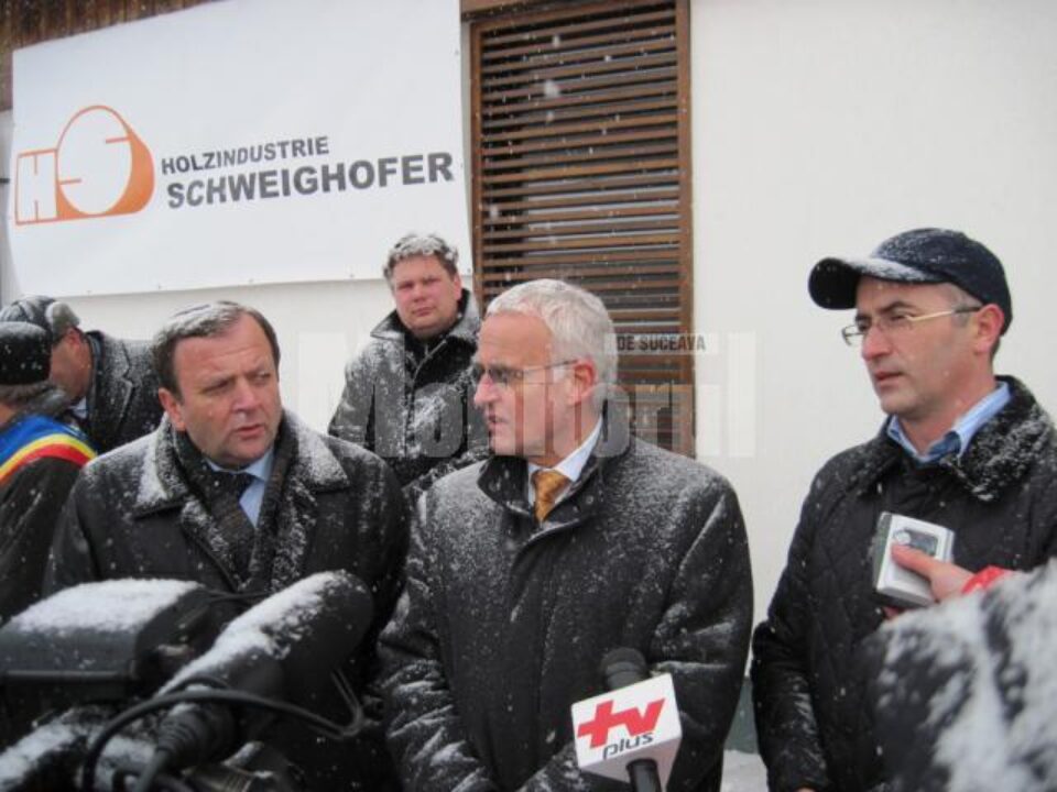 Umanitar: Holzindustrie Schweighofer a inaugurat patru din cele opt case construite la Dumbrava-Grănicești pentru sinistrații din iulie