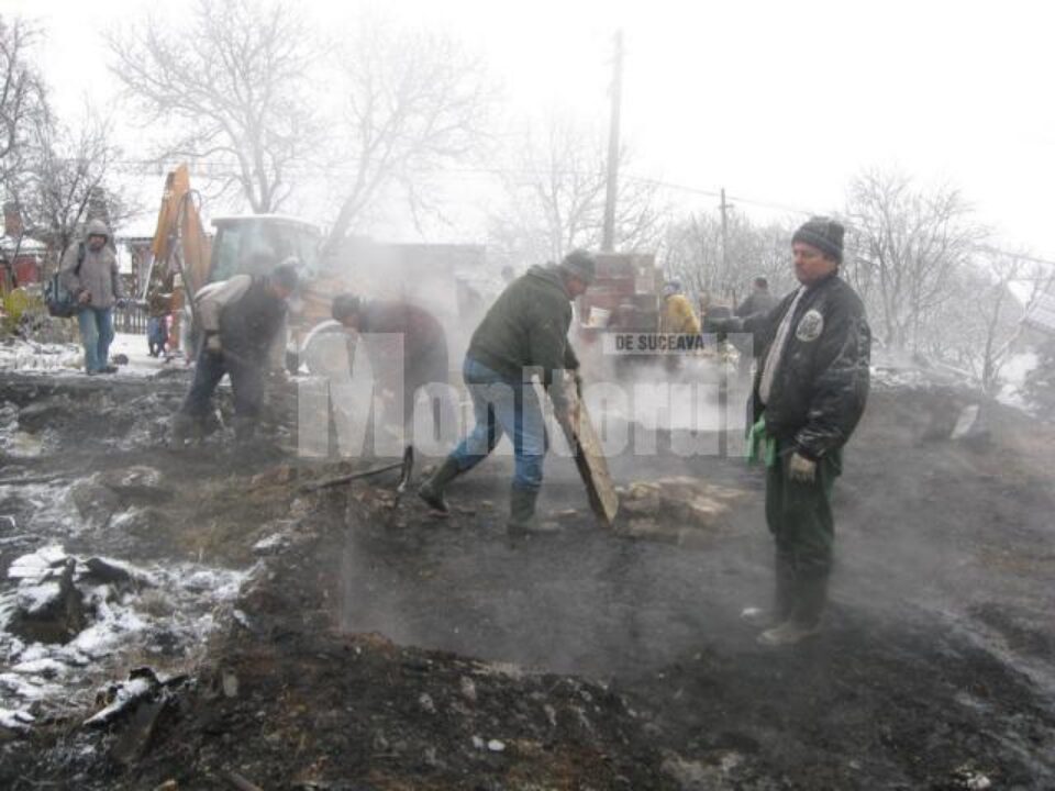 Hendric Revai, în dreapta, descumpănit, pe locul pe care până marți noapte era casa sa
