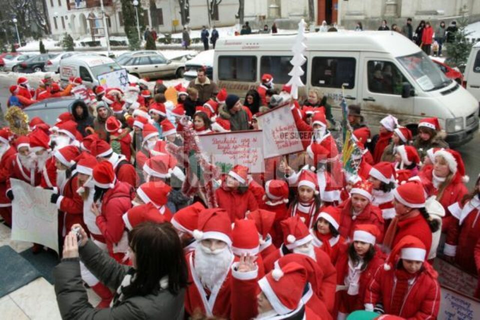 Paradă: Sute de Moși Crăciun vor invada, marți, străzile din Suceava