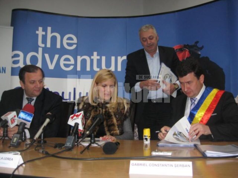 Finanțare: Îmbrăcată în bundiță, Udrea a semnat contracte de 5,3 milioane de euro pentru Câmpulung