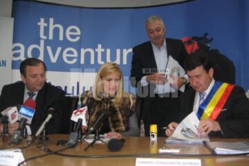 Finanțare: Îmbrăcată în bundiță, Udrea a semnat contracte de 5,3 milioane de euro pentru Câmpulung