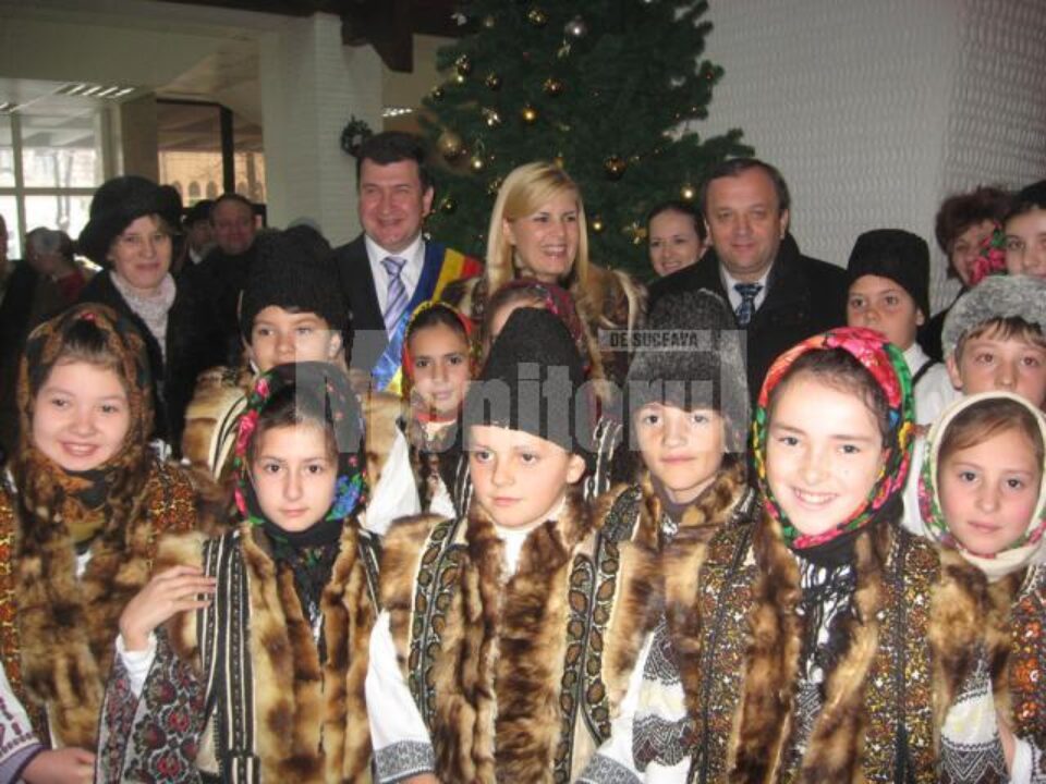Elena Udrea, împreună cu Gheorghe Flutur, a făcut o fotografie cu elevii care i-au colindat pentru a o publica în revista școlii