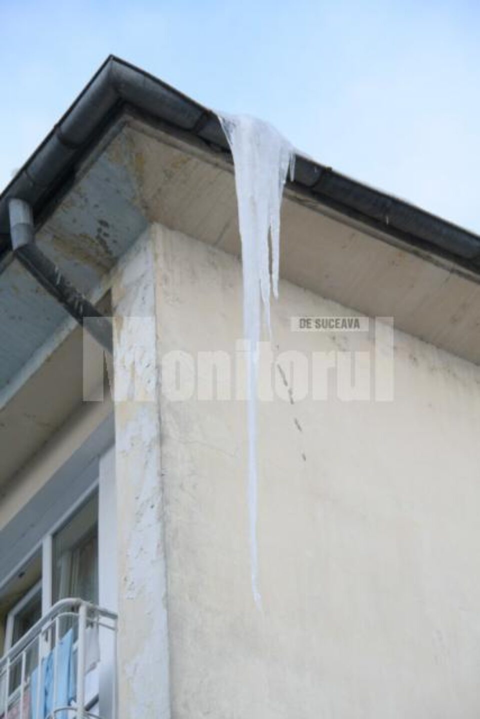 Țurțurii care atârnă de streșinile blocurilor și caselor sunt un adevărat pericol pentru trecători Țurțurii care atârnă de streșinile blocurilor și caselor sunt un adevărat pericol pentru trecători