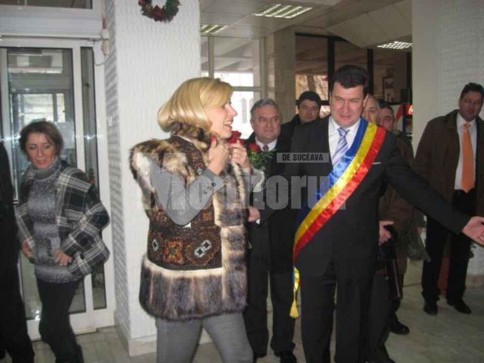 Elena Udrea a îmbrăcat o bundiță tradițională din zona Câmpulung Moldovenesc, pe care a purtat-o atunci când a semnat contractele de finanțare