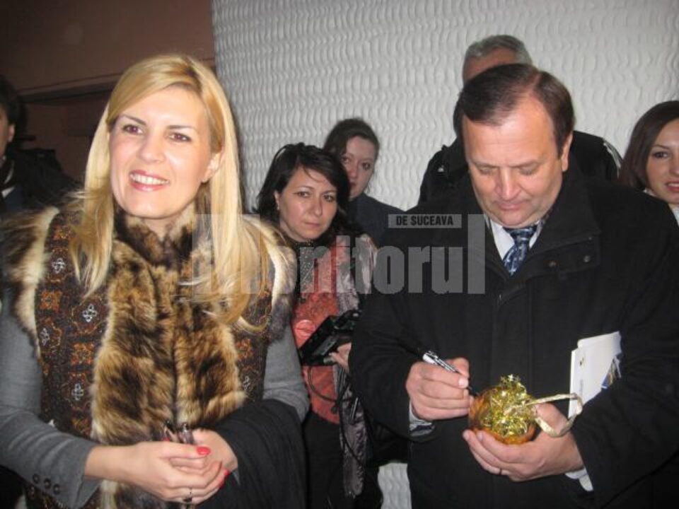 Finanțare: Îmbrăcată în bundiță, Udrea a semnat contracte de 5,3 milioane de euro pentru Câmpulung