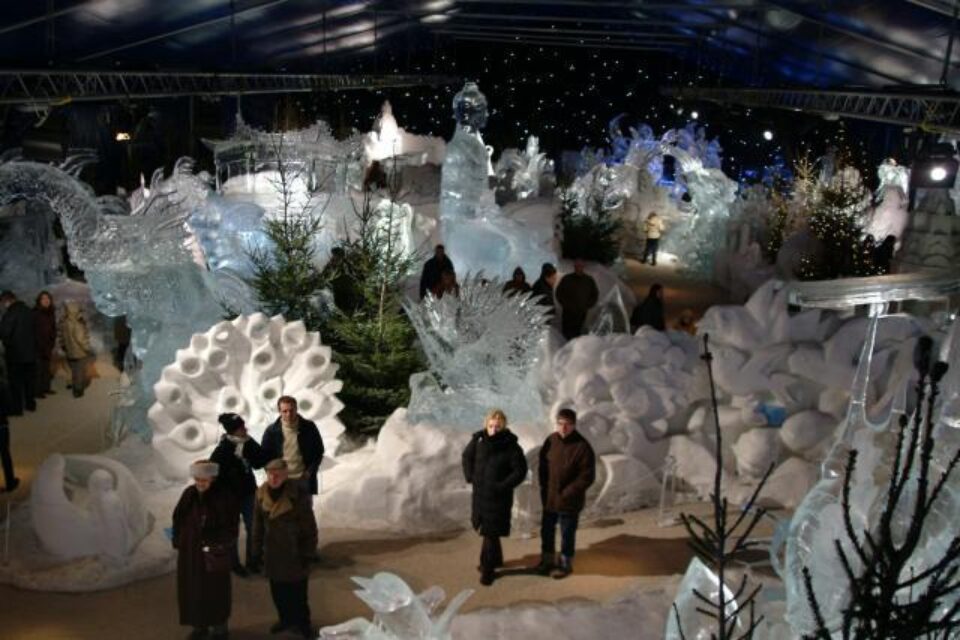 Festivalul sculpturilor din gheață din Bruges, dedicat monumentelor și vedetelor