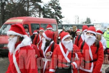 Paradă: Sute de Moși Crăciun vor „invada” marți străzile din Suceava