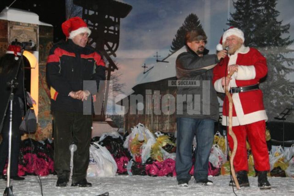 Obiceiuri: Ion Lungu i-a colindat pe sucevenii veniți la inaugurarea Orășelului Copiilor