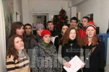 După cum este tradiția: Studenți din „ASCOR” Suceava au colindat redacția „Monitorul de Suceava”