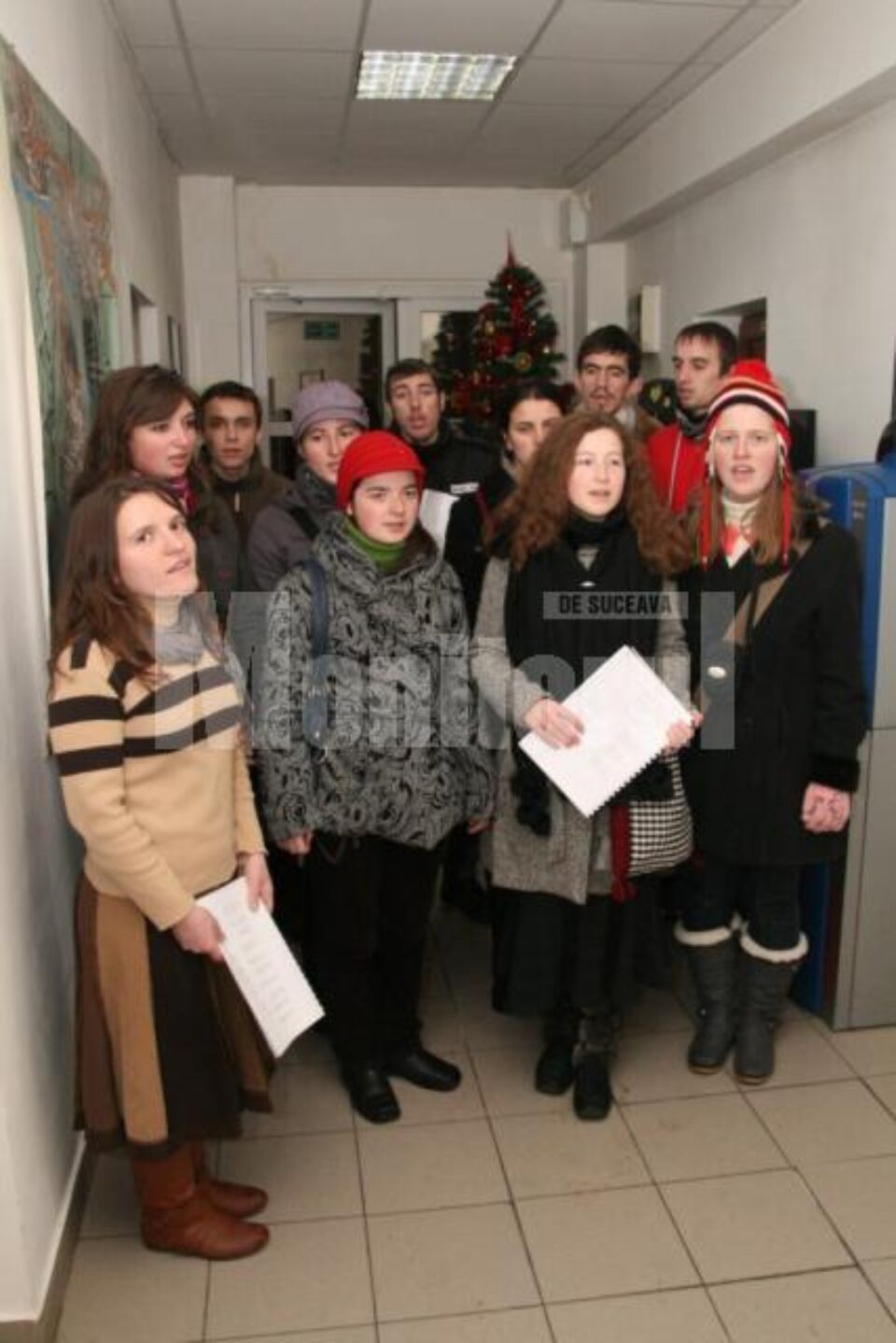 După cum este tradiția: Studenți din „ASCOR” Suceava au colindat redacția „Monitorul de Suceava”