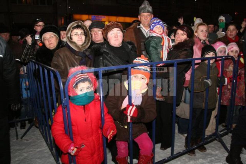 Obiceiuri: Ion Lungu i-a colindat pe sucevenii veniți la inaugurarea Orășelului Copiilor