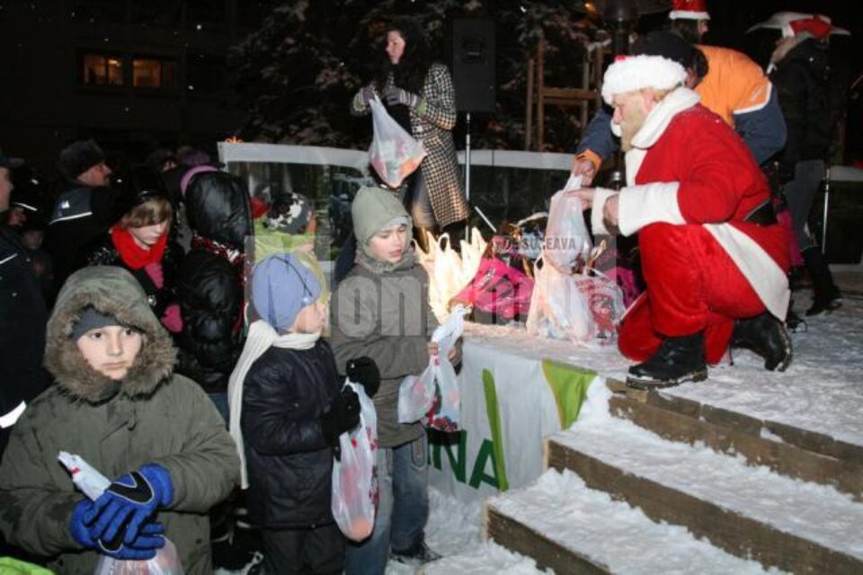 Obiceiuri: Ion Lungu i-a colindat pe sucevenii veniți la inaugurarea Orășelului Copiilor