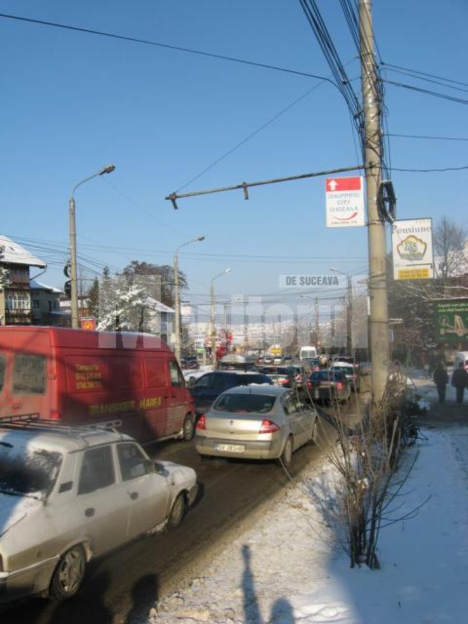 Sute de mașini au circulat bară la bară