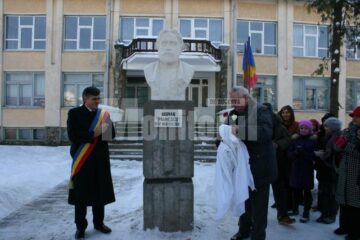 Bustul poetului Adrian Păunescu a fost dezvelit de primarul Ioan Pavăl și academicianului Mihai Cimpoi, președintele Uniunii Scriitorilor din Republica Moldova