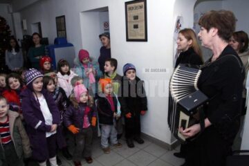 Preșcolarii de la „Așchiuță”, cu colinda la Monitorul
