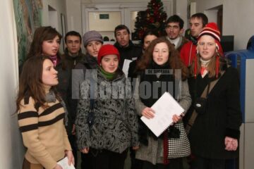 După cum este tradiția: Studenți din „ASCOR” Suceava au colindat ieri redacția Monitorul de Suceava