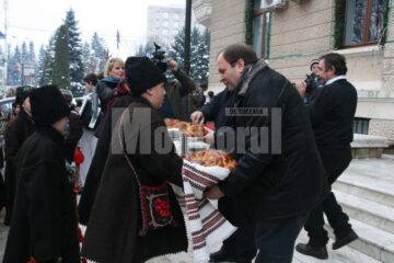 În spiritul sărbătorilor: Sute de Moși Crăciun au colindat ieri autoritățile locale și județene