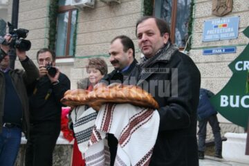 În spiritul sărbătorilor: Sute de Moși Crăciun au colindat ieri autoritățile locale și județene