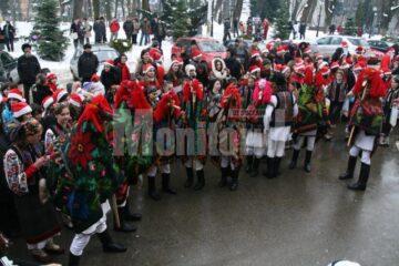 În spiritul sărbătorilor: Sute de Moși Crăciun au colindat ieri autoritățile locale și județene