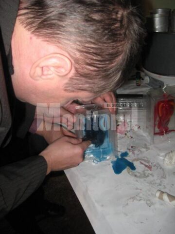 Florin Hreceniuc un beneficiar confectionand lumanari