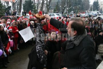 În spiritul sărbătorilor: Sute de Moși Crăciun au colindat ieri autoritățile locale și județene