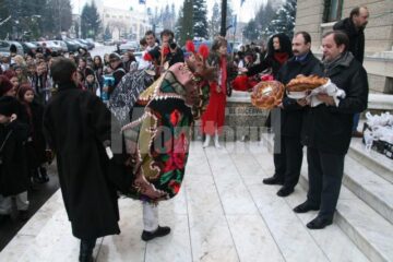 În spiritul sărbătorilor: Sute de Moși Crăciun au colindat ieri autoritățile locale și județene