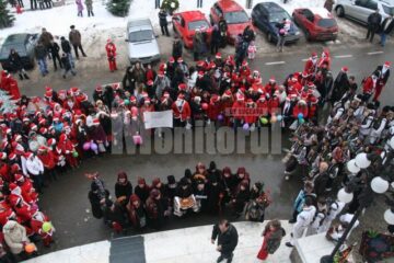 În spiritul sărbătorilor: Sute de Moși Crăciun au colindat ieri autoritățile locale și județene