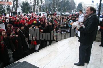 În spiritul sărbătorilor: Sute de Moși Crăciun au colindat ieri autoritățile locale și județene