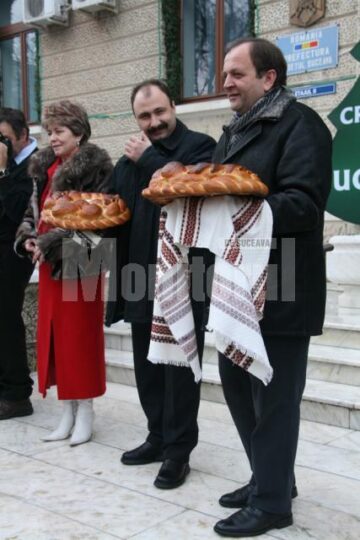În spiritul sărbătorilor: Sute de Moși Crăciun au colindat ieri autoritățile locale și județene