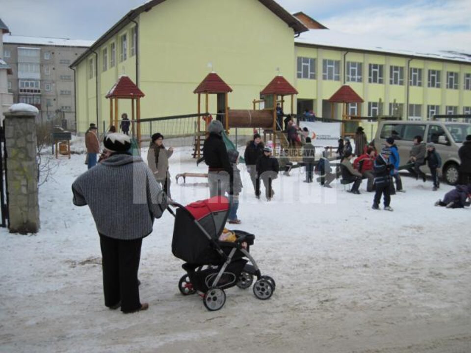 Rădăuți: Schweighofer Holzindustrie a inaugurat un spațiu de joacă în cartierul Obor
