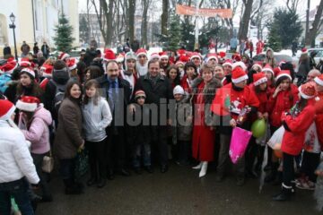 În spiritul sărbătorilor: Sute de Moși Crăciun au colindat ieri autoritățile locale și județene