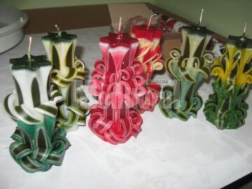 Lumânări realizate de beneficiarii centrului, în atelierul de ergoterapie