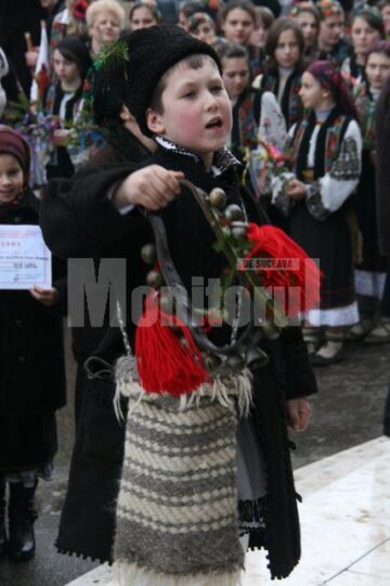 În spiritul sărbătorilor: Sute de Moși Crăciun au colindat ieri autoritățile locale și județene