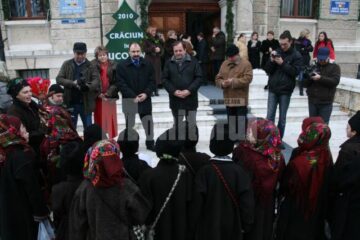 În spiritul sărbătorilor: Sute de Moși Crăciun au colindat ieri autoritățile locale și județene