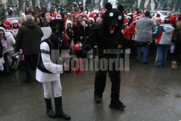 În spiritul sărbătorilor: Sute de Moși Crăciun au colindat ieri autoritățile locale și județene
