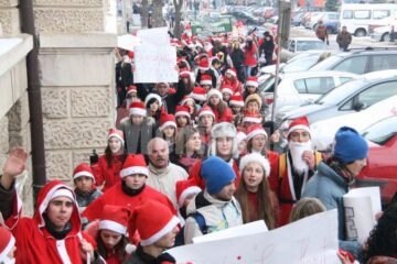 În spiritul sărbătorilor: Sute de Moși Crăciun au colindat ieri autoritățile locale și județene