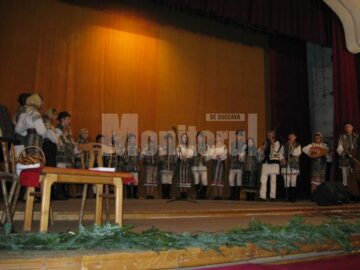 Colindătorii Grupului folcloric Dor, din Moara