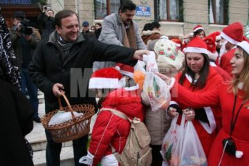 În spiritul sărbătorilor: Sute de Moși Crăciun au colindat ieri autoritățile locale și județene