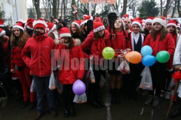 În spiritul sărbătorilor: Sute de Moși Crăciun au colindat ieri autoritățile locale și județene